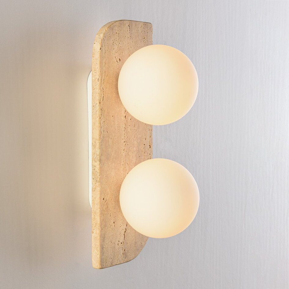 2-lichts wandlamp Artea van travertin (natuursteen) met glazen bollen