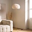 Design vloerlamp Evania met witte veren en goudmessing voet
