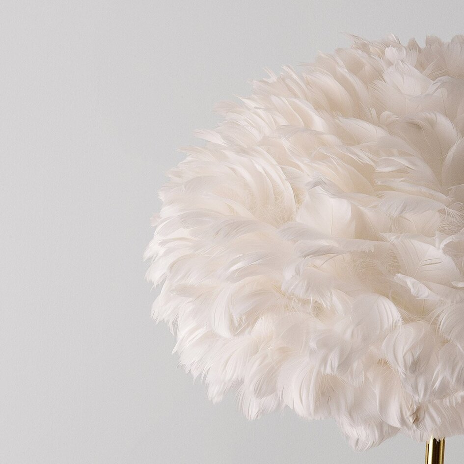 Design vloerlamp Evania met witte veren en goudmessing voet