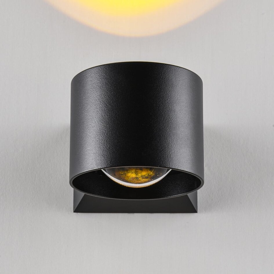 Badkamer wandlamp Ylva zwart met up & downlight