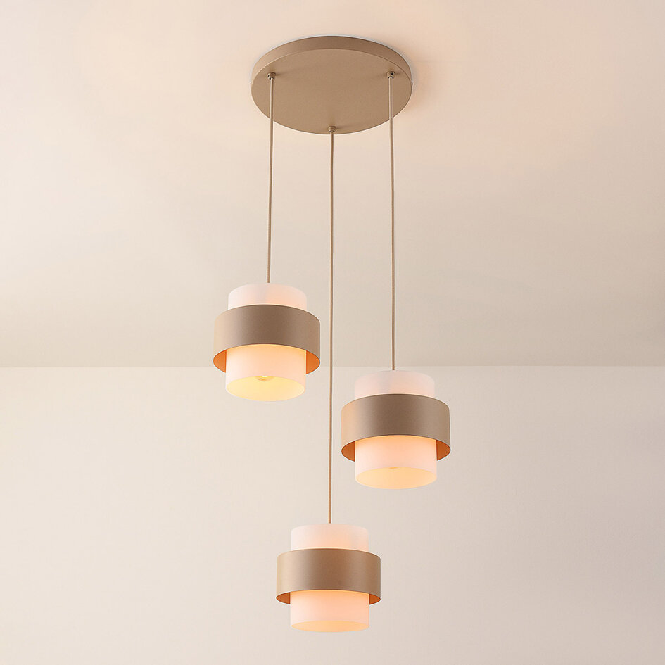 Suspension moderne Kodi beige avec abat-jours en verre blanc laiteux, 3 lumières