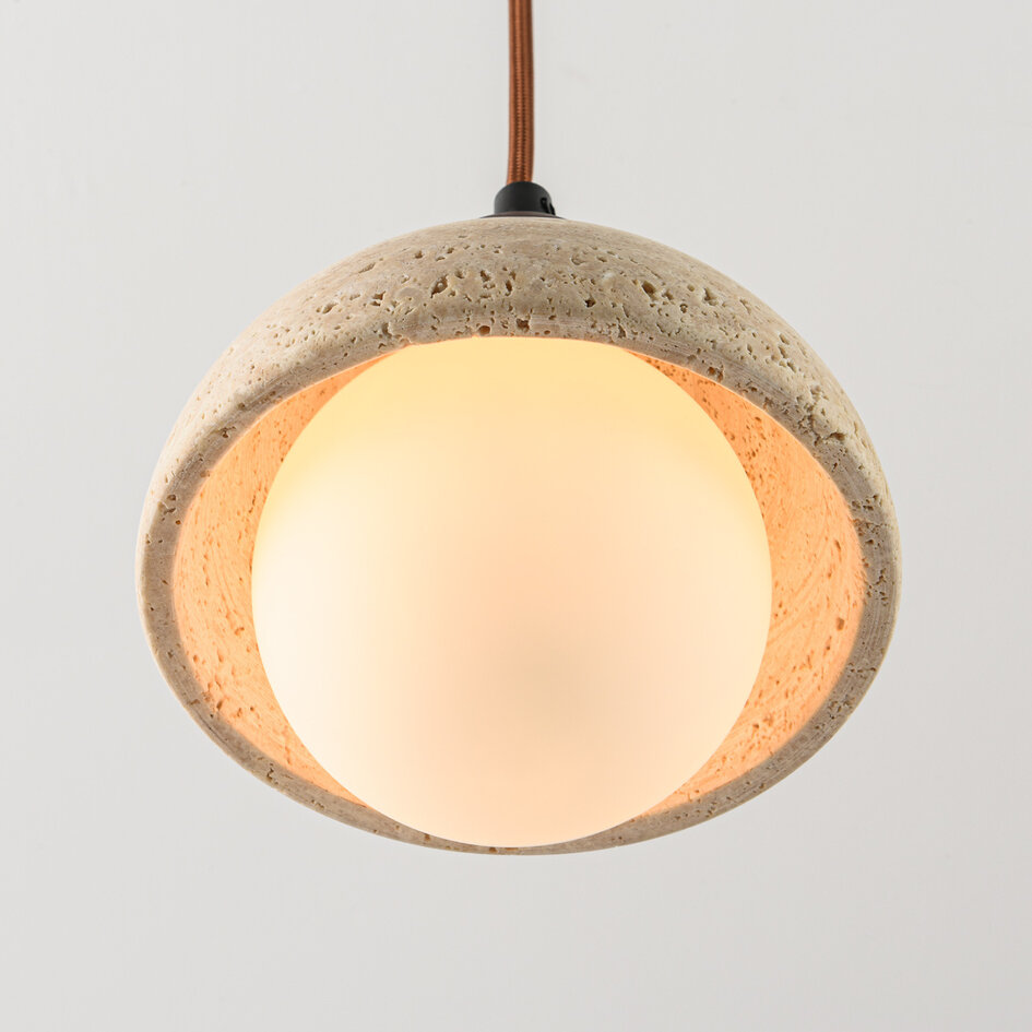 Hanglamp Vado van travertin (natuursteen), hout en melkwit glas