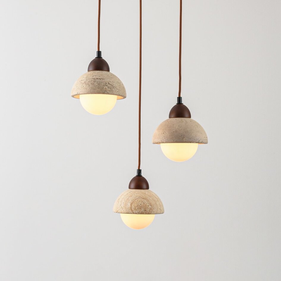 Suspension Japandi Vado en travertin (pierre naturelle), bois et verre, 3 lumières