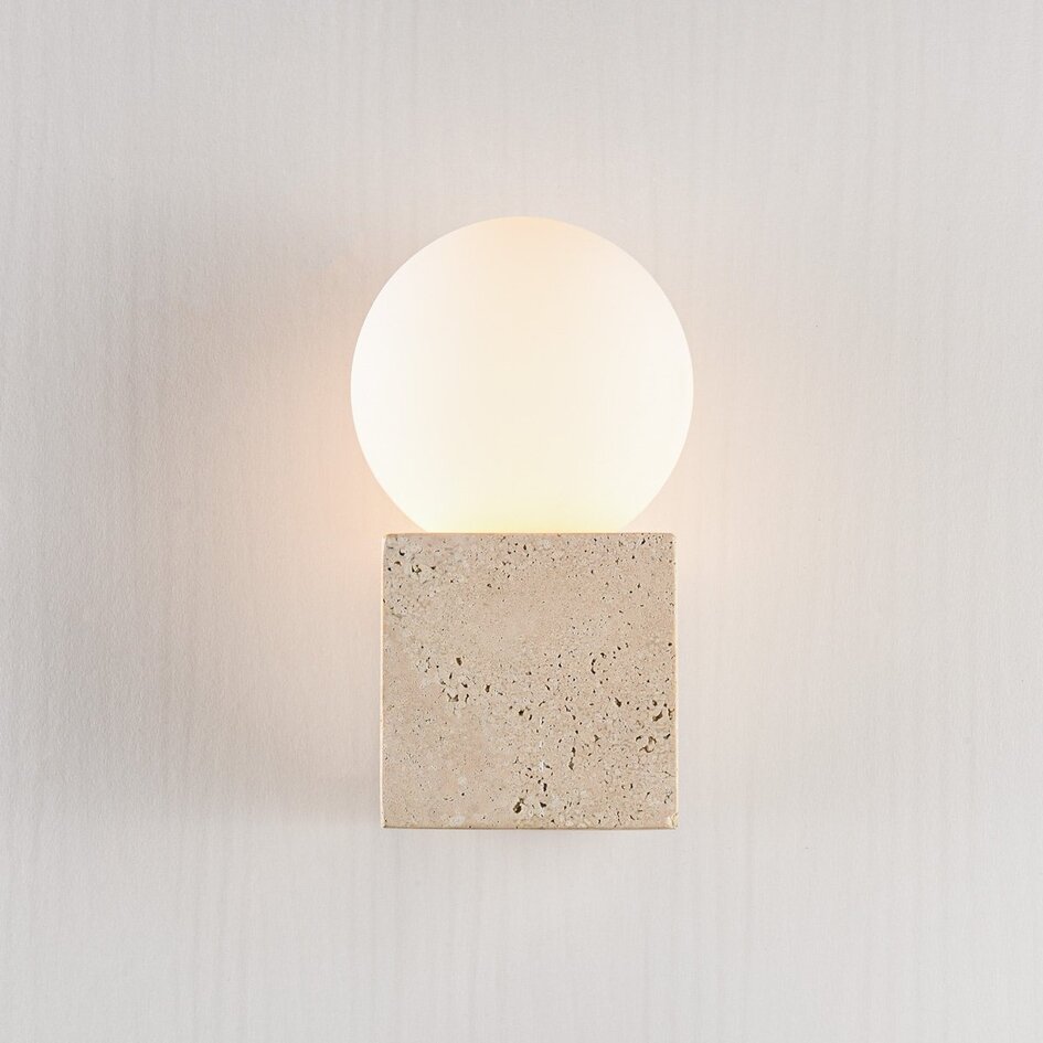 Wandlamp Marno vierkant van travertin (natuursteen) en melkwit glas