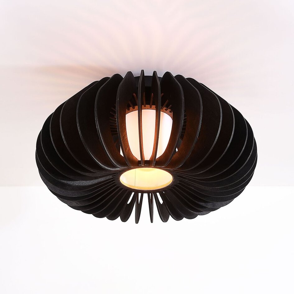 Houten plafondlamp Roia met zwarte lamellen, open ronde vorm en diffuser