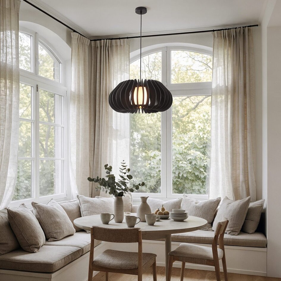 Houten hanglamp Rorka met zwarte lamellen, open ronde vorm en diffuser