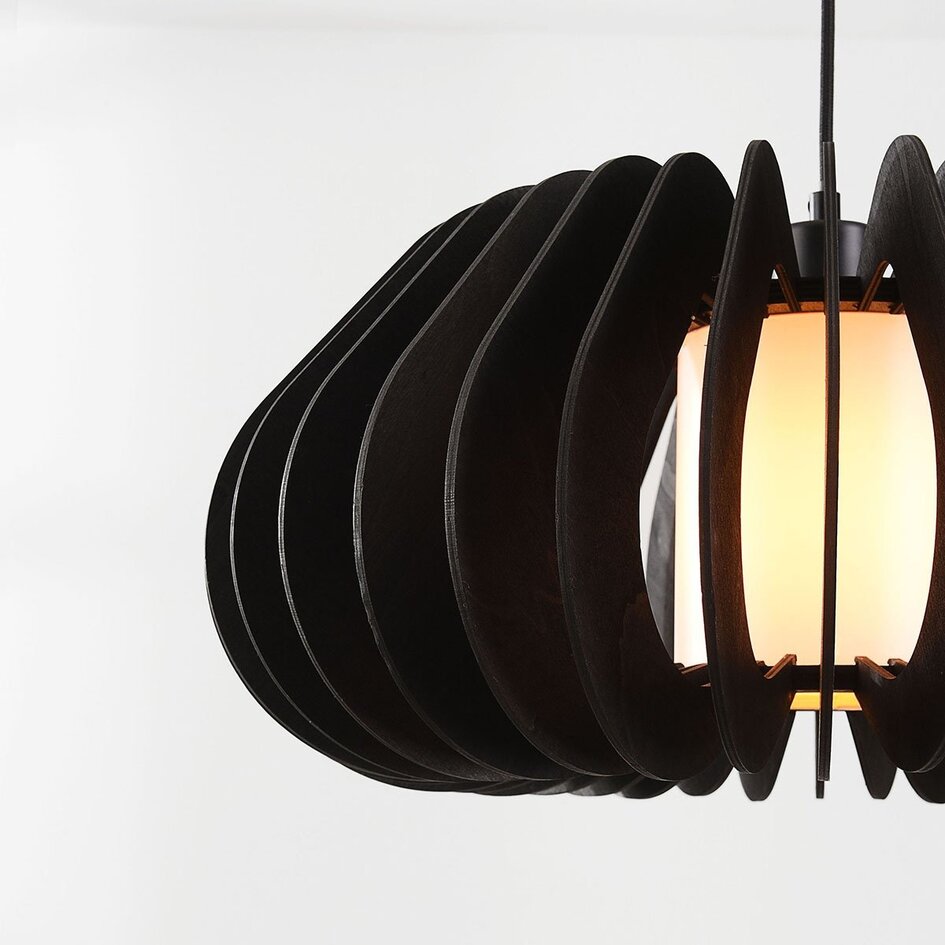 Houten hanglamp Rorka met zwarte lamellen, open ronde vorm en diffuser