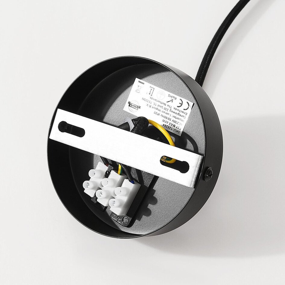 Houten hanglamp Rorka met zwarte lamellen, open ronde vorm en diffuser