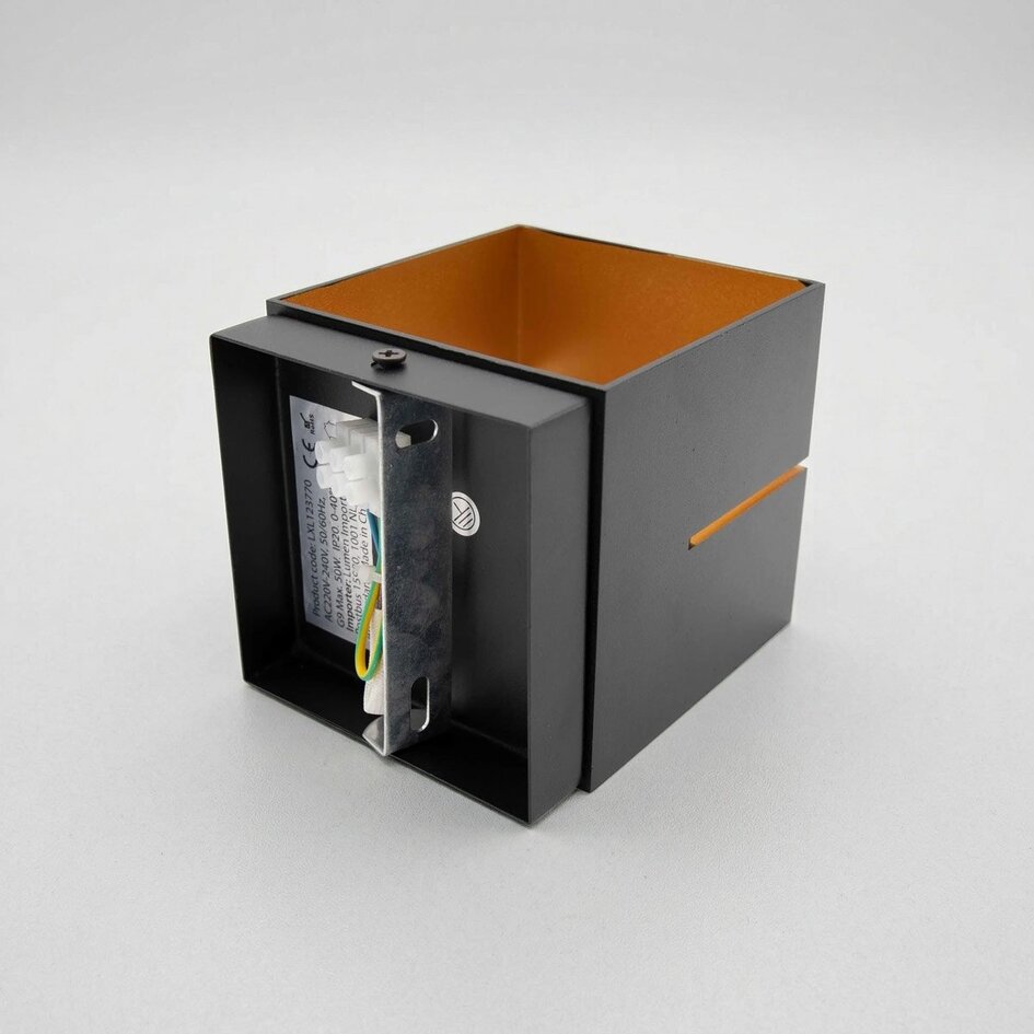 Moderne  vierkante wandlamp zwart met gouden binnenkant- Avi