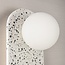 Wandlamp Velo van cement en melkwit glas in terrazzo look
