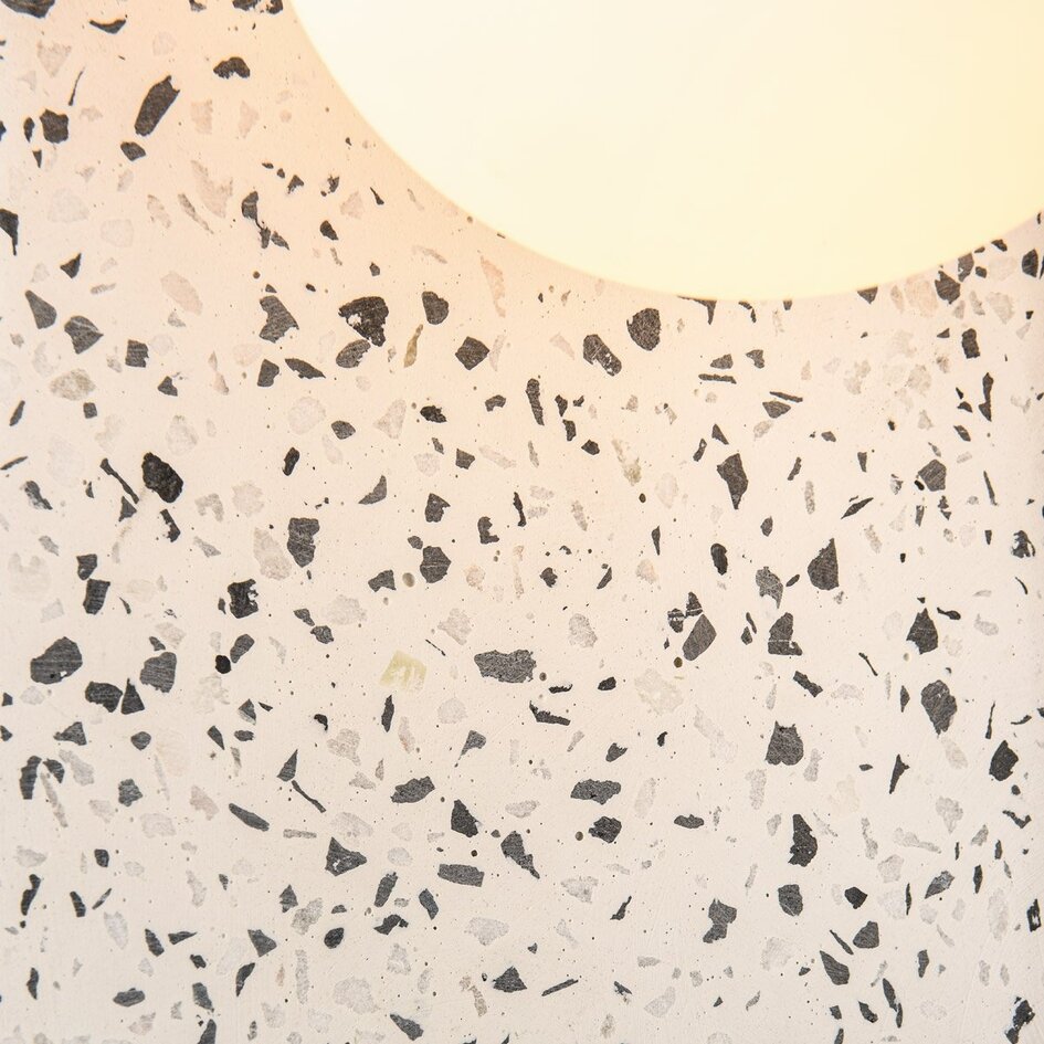 Wandlamp Velo van cement en melkwit glas in terrazzo look