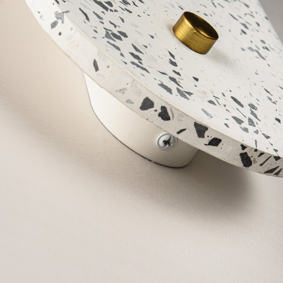 Wandlamp Velo van cement en melkwit glas in terrazzo look