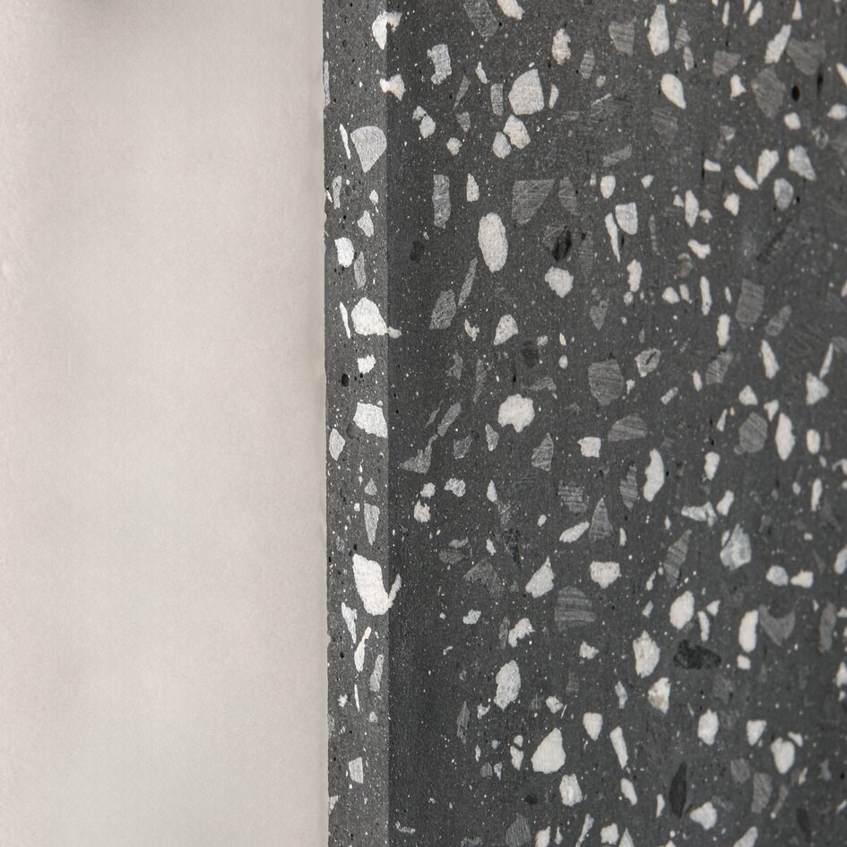 Wandlamp Vero van cement en melkwit glas met donkergrijze terrazzo look
