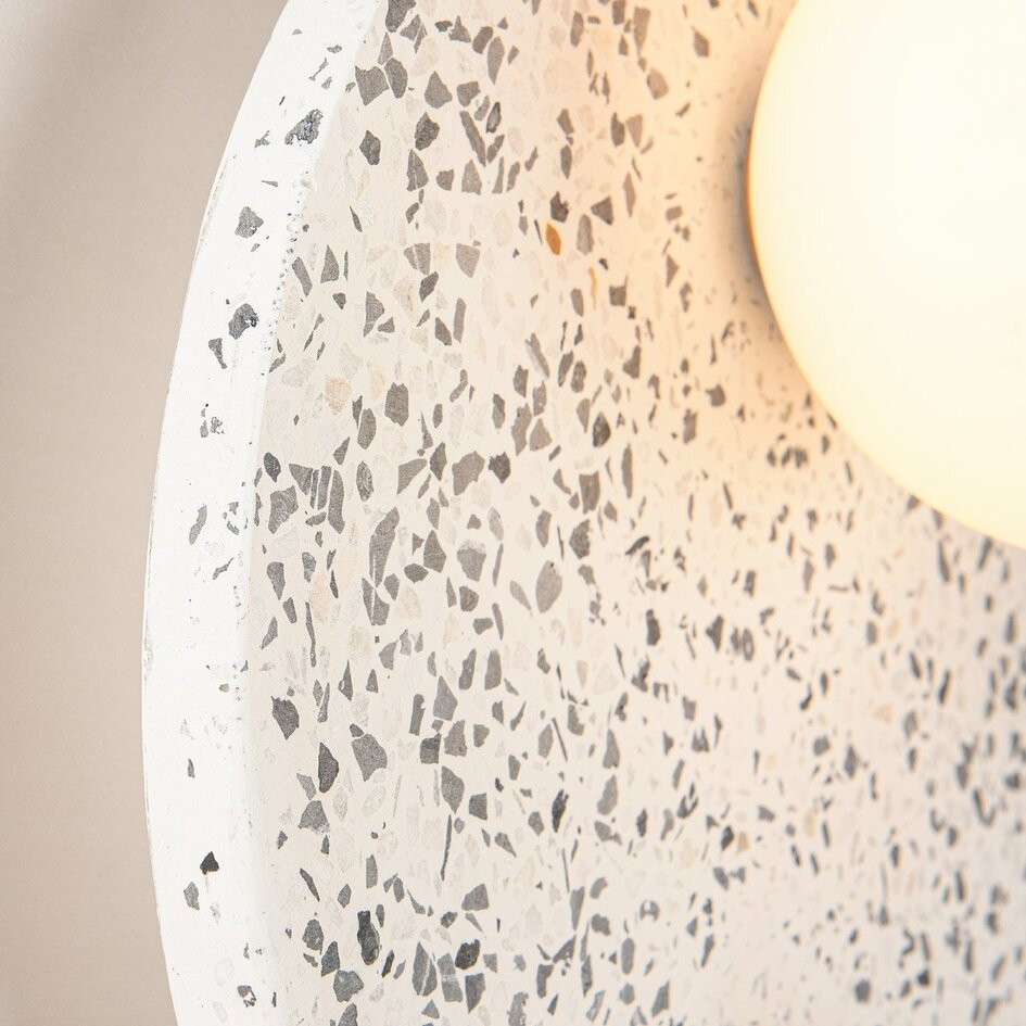Applique ronde Velo en ciment et verre blanc laiteux, aspect terrazzo