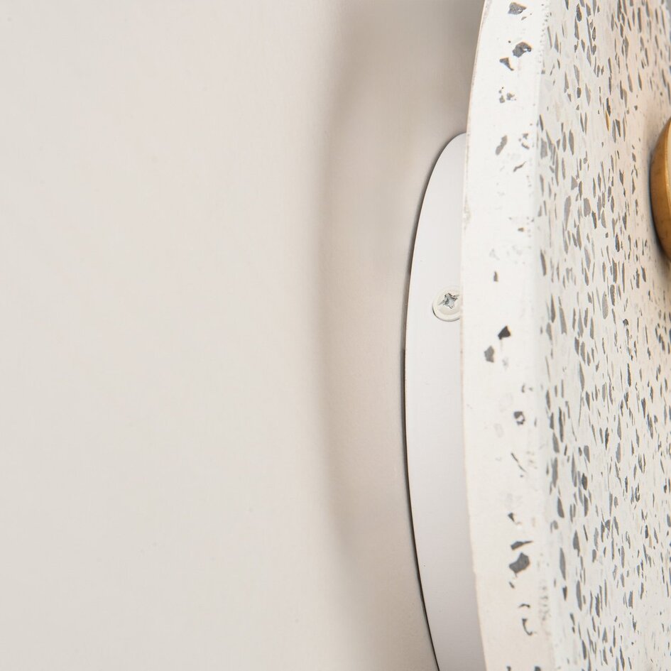 Wandlamp Velo van cement en melkwit glas in terrazzo look