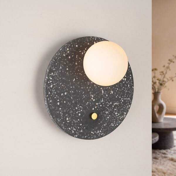 Wandlamp Vero rond van cement en melkwit glas met donkergrijze terrazzo look