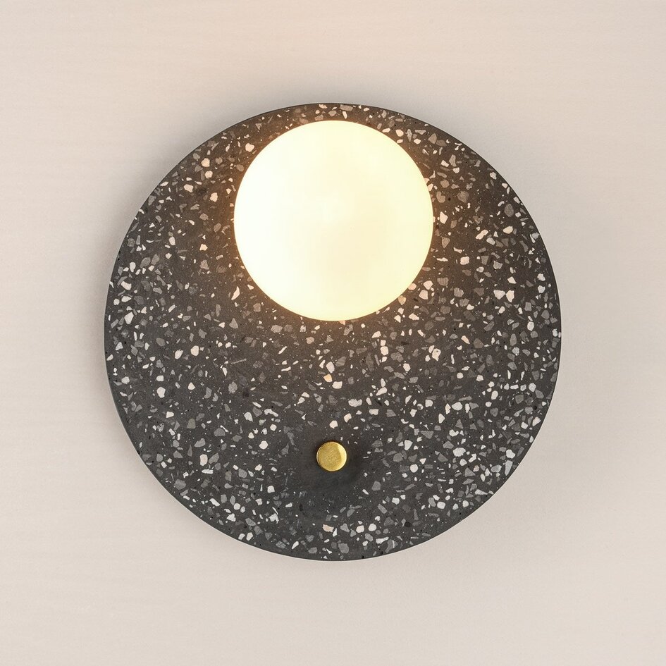 Applique murale Vero ronde en ciment et verre blanc laiteux avec aspect terrazzo gris foncé