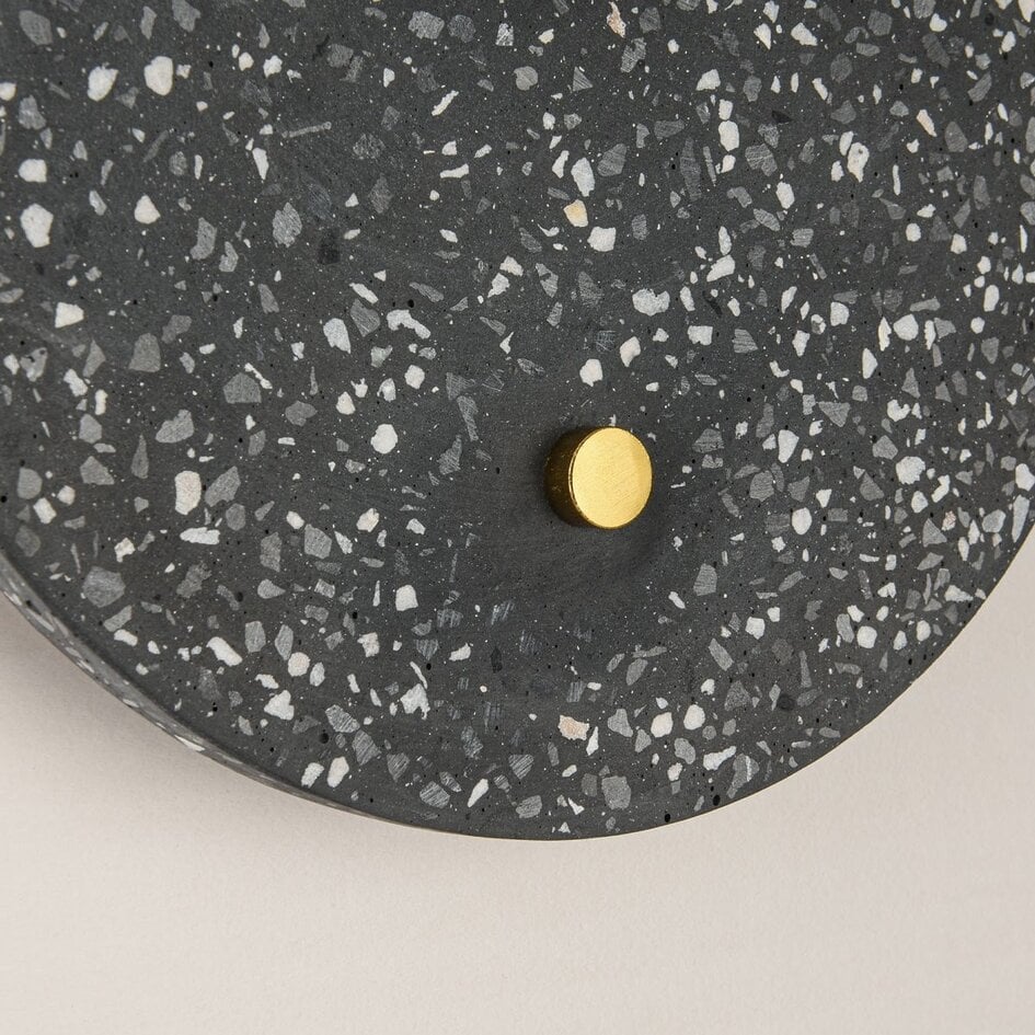 Applique ronde Vero en ciment et verre blanc laiteux, aspect terrazzo gris foncé