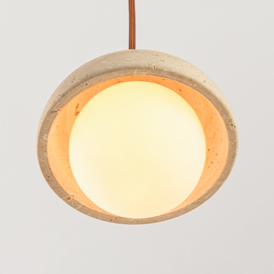 Suspension à 3 lumières Vara en travertin (pierre naturelle), bois et verre blanc laiteux