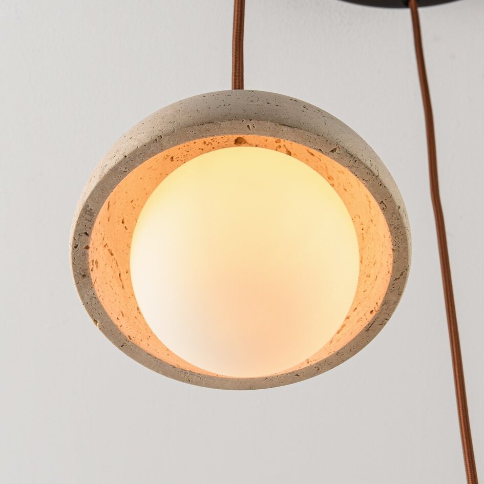 Suspension moderne Vara en travertin (pierre naturelle), bois et verre blanc laiteux, 3 lumières