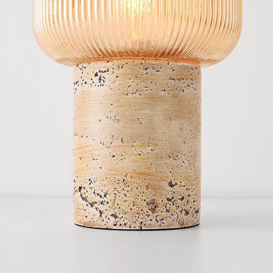 Tafellamp Aurex met geribbeld amber glas en travertinlook voet