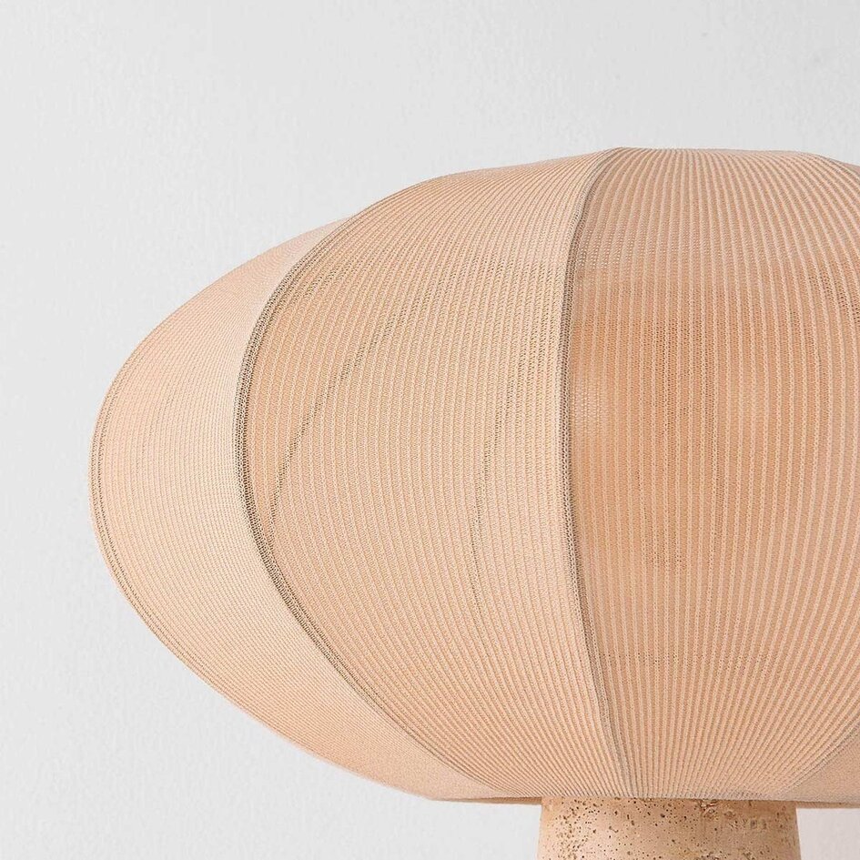 Lampe à poser Japandi Merox avec abat-jour en tissu et aspect travertin