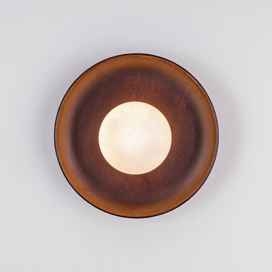 Wandlamp Ruva van donkerhout en melkwit glas