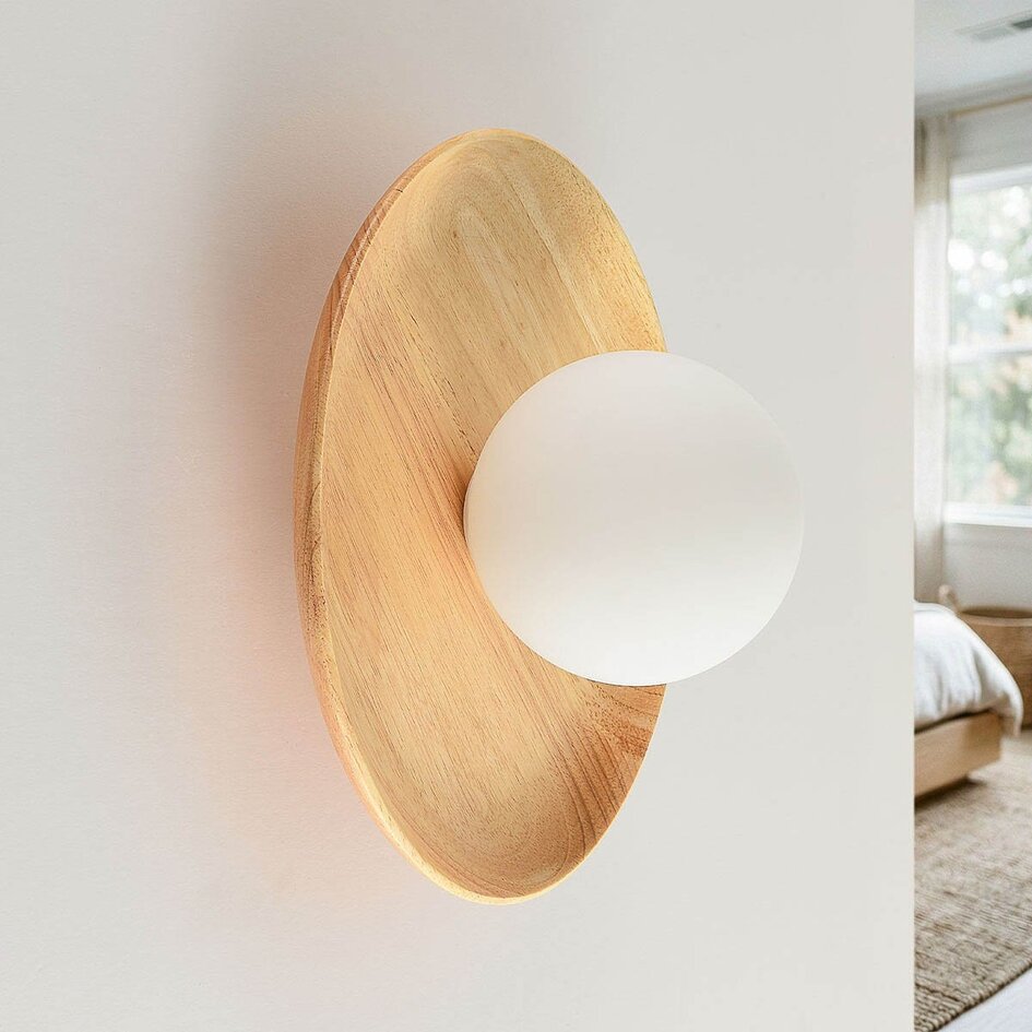 Wandlamp Ruva van lichthout en melkwit glas