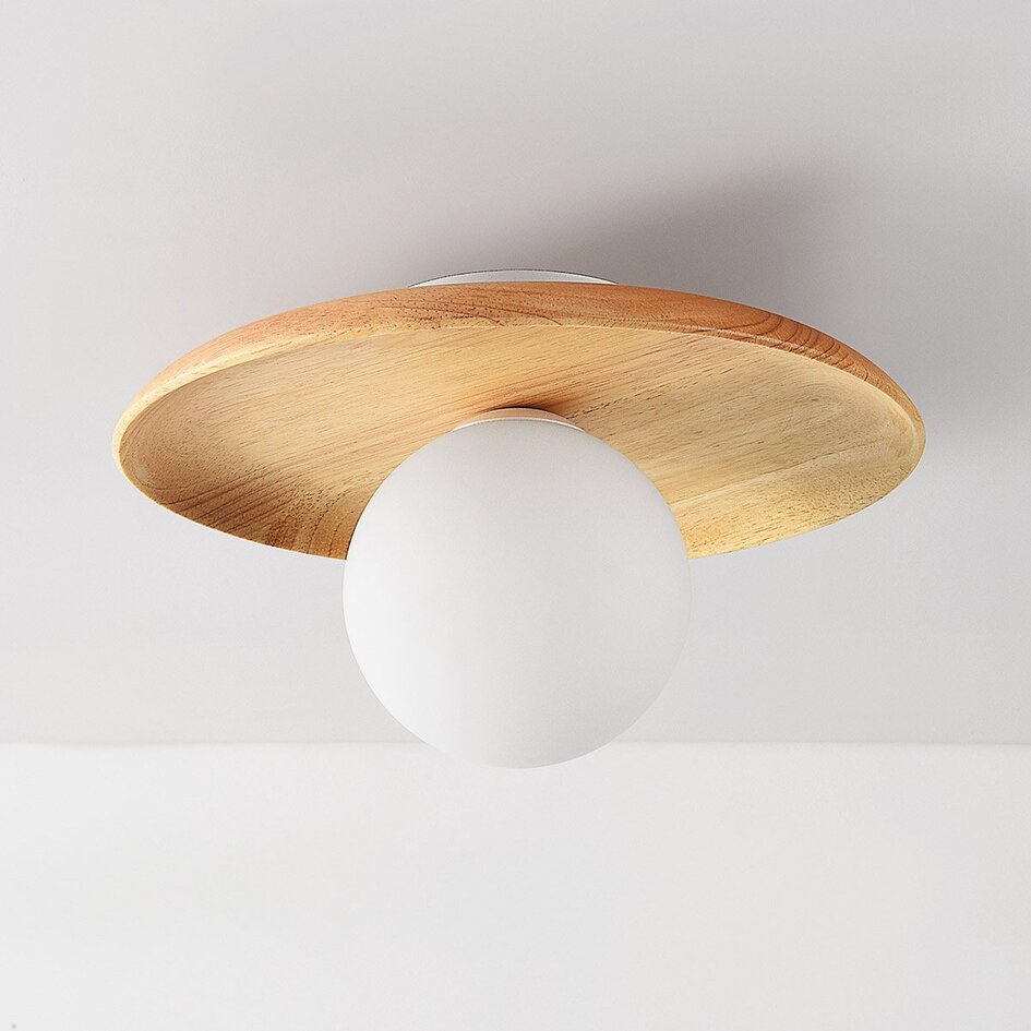 Plafondlamp Ruvo van lichthout en melkwitte glazen bol