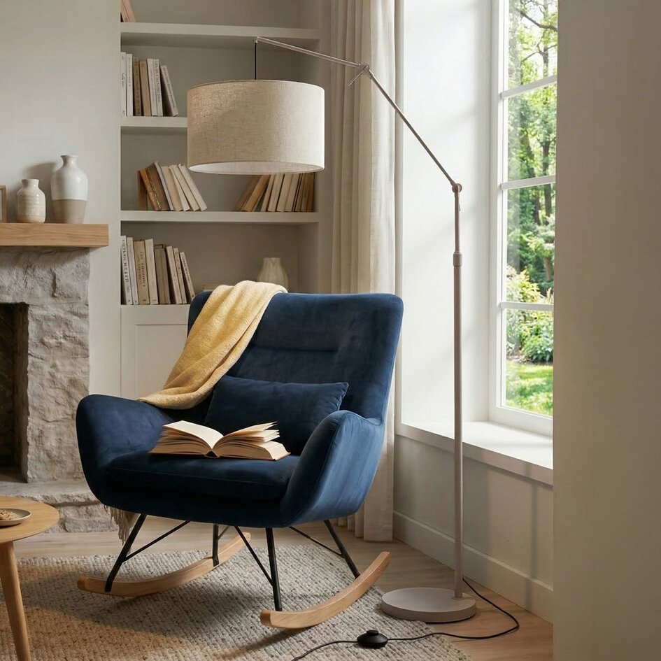 Lampadaire Narae taupe avec bras réglable et abat-jour en lin