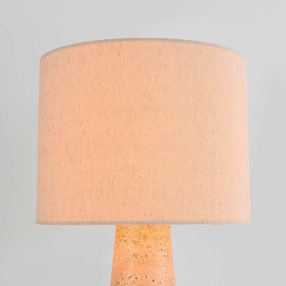 Lampe de table Verla avec abat-jour en lin et pied aspect travertin