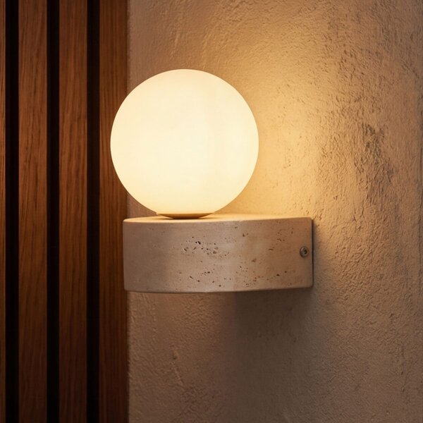 Wandlamp Alessa van travertin (natuursteen) met glazen bol