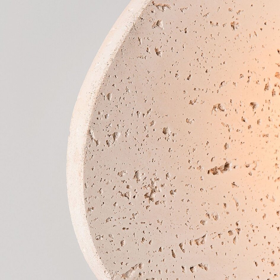 Wandlamp Lucio van travertin (natuursteen) met glazen bol