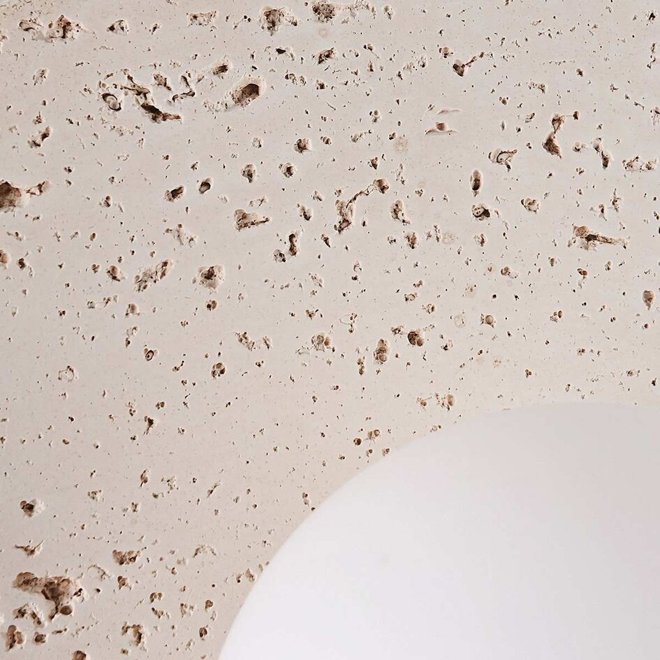 Wandlamp Lucio van travertin (natuursteen) met glazen bol