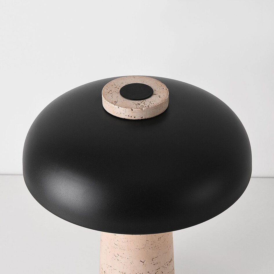 Lampe de table Japandi Tavio en travertin (pierre naturelle) avec abat-jour noir