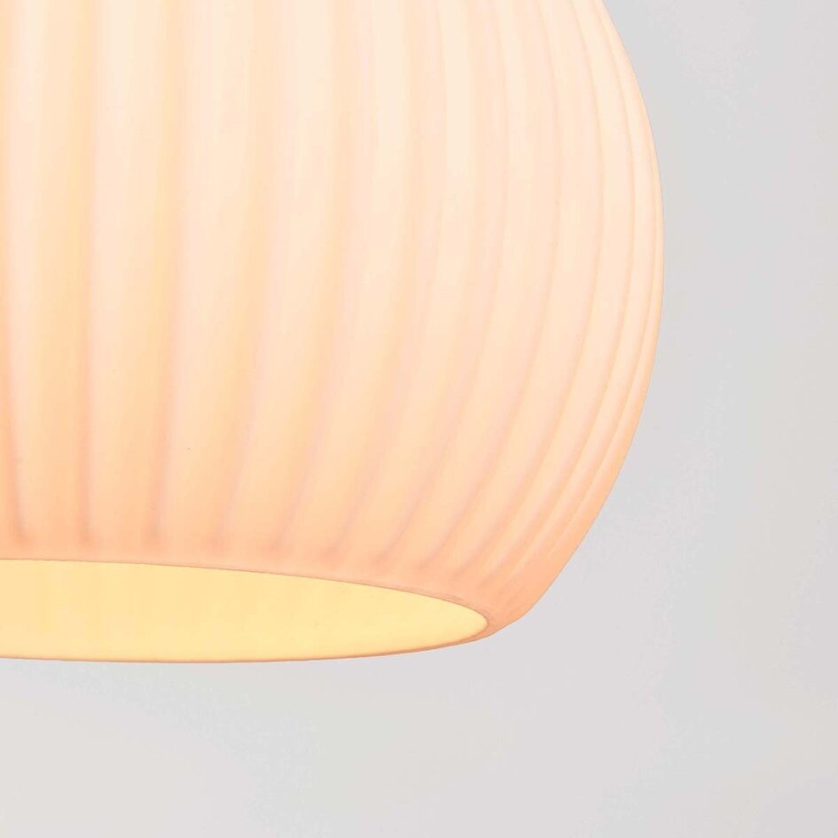 Moderne beige hanglamp Odalyn met 6 kappen van geribbeld melkwit glas