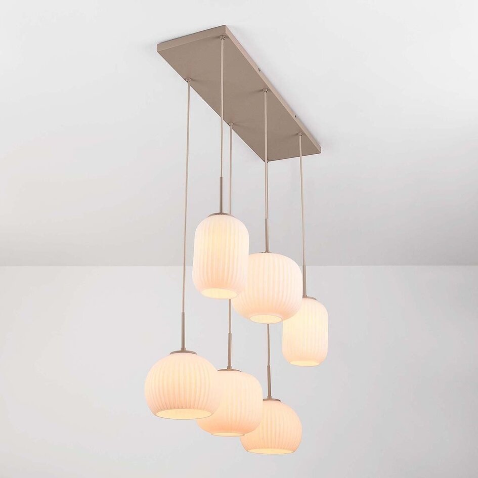 Moderne suspension beige Odalyn avec 6 abat-jours en verre blanc laiteux nervuré