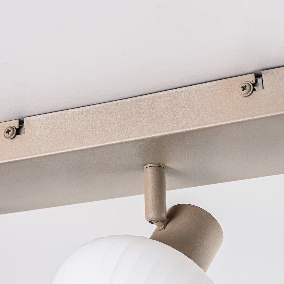 Plafonnier Serolde beige avec 3 abat-jours réglables en verre blanc laiteux nervuré