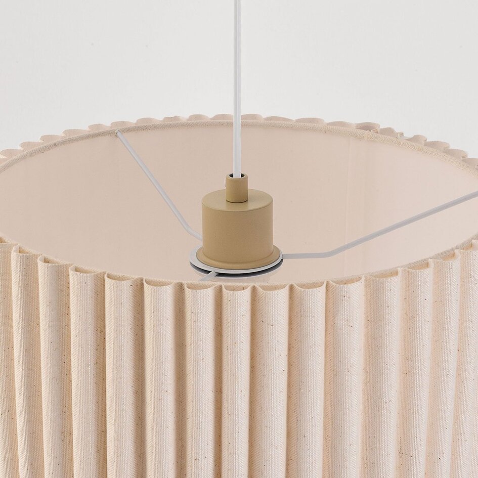 Gebogen vloerlamp Pedro met geplooide kap in zandbeige