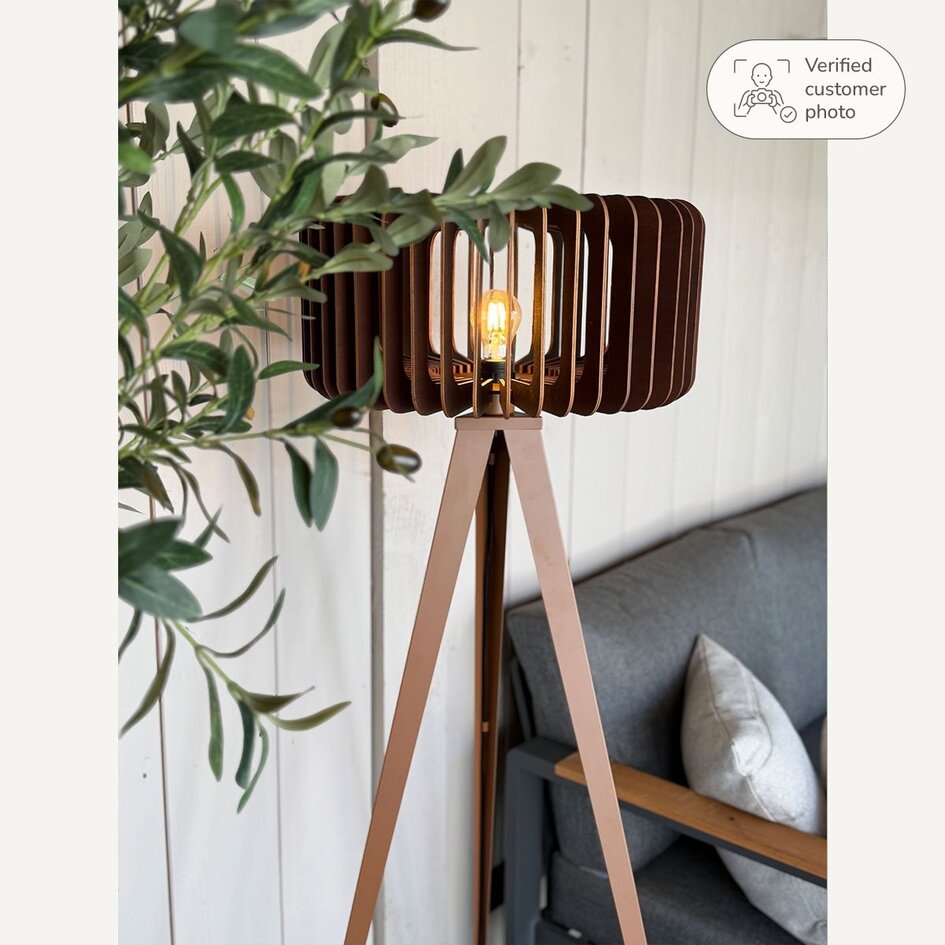 Lampadaire Oakly avec trépied métallique et abat-jour en bois aspect noyer