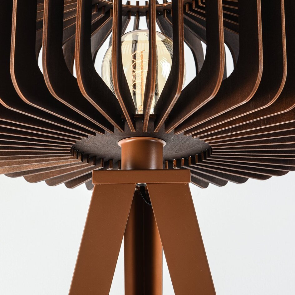 Vloerlamp Oakly met metalen driepoot en houten kap in walnootlook