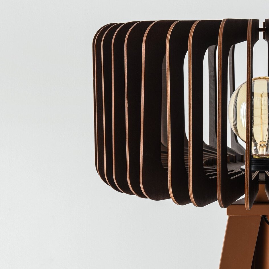 Vloerlamp Oakly met metalen driepoot en houten kap in walnootlook