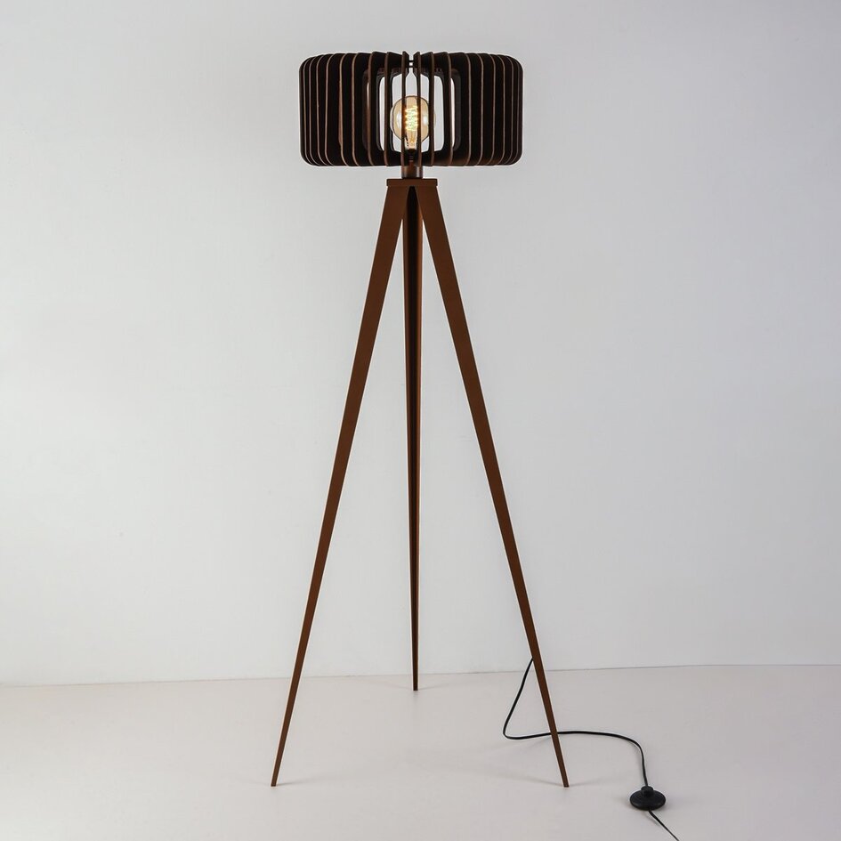 Vloerlamp Oakly met metalen driepoot en houten kap in walnootlook