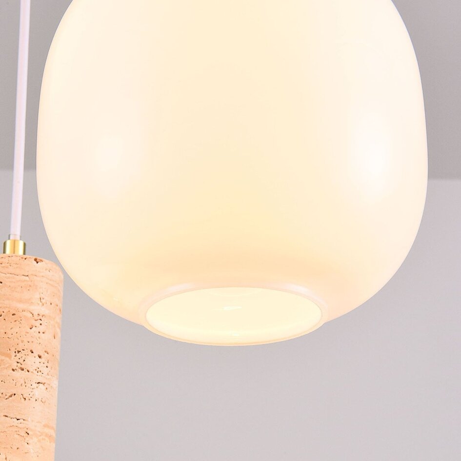 Suspension 3 lumières Vesso avec abat-jours en verre blanc laiteux et travertin