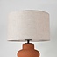Lampe de table Sasha en céramique sculpturale brun chaud à abat-jour en lin