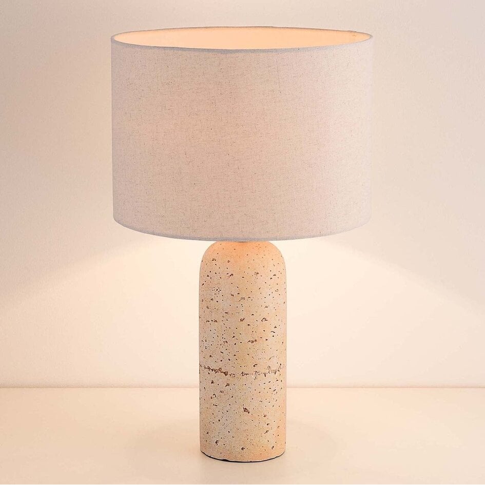 Lampe de table Seraphina à abat-jour en lin et pied en céramique à effet travertin