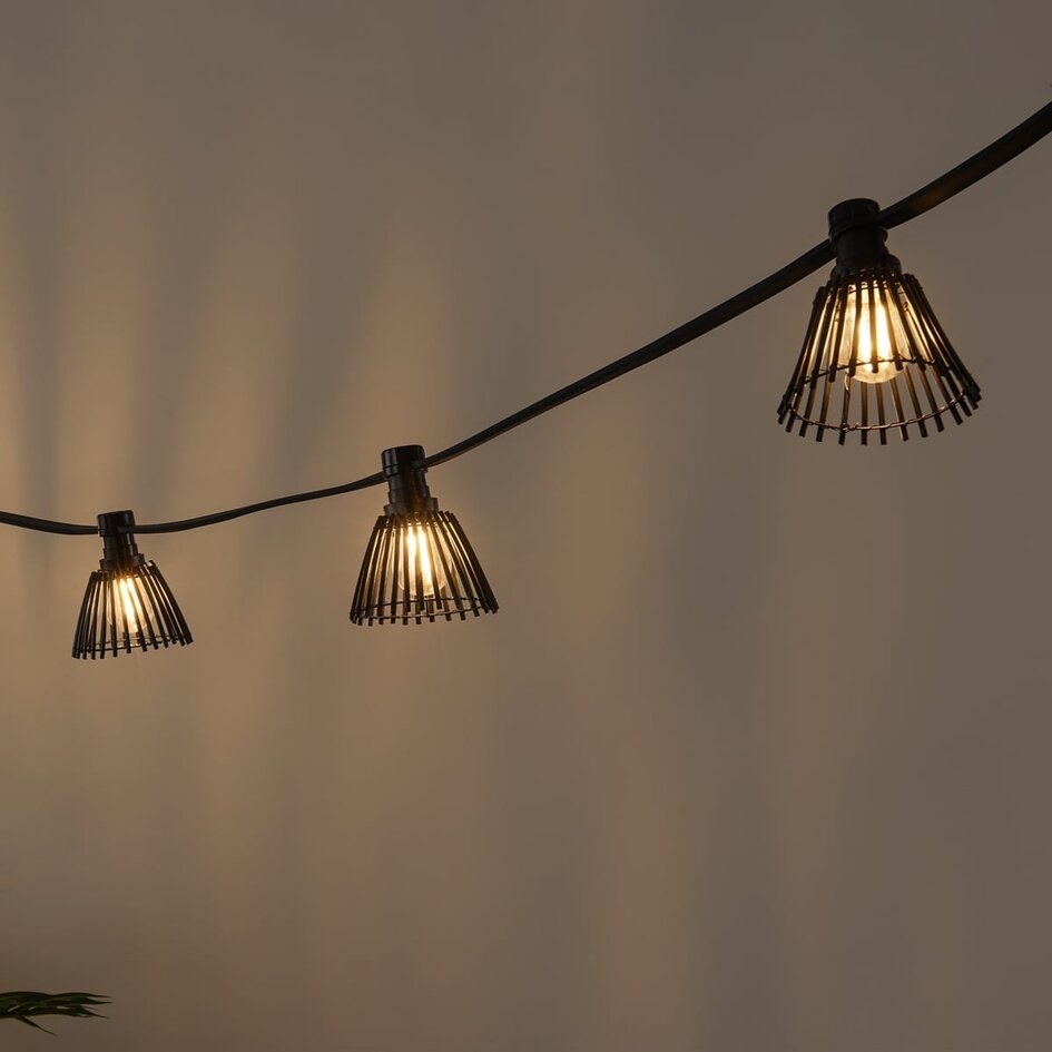 Kit guirlande guinguette incluant des abat-jours aspect rotin noir, disponible avec différentes ampoules LED