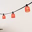 Kit guirlande guinguette incluant des abat-jours aspect rotin rouge, disponible avec différentes ampoules LED