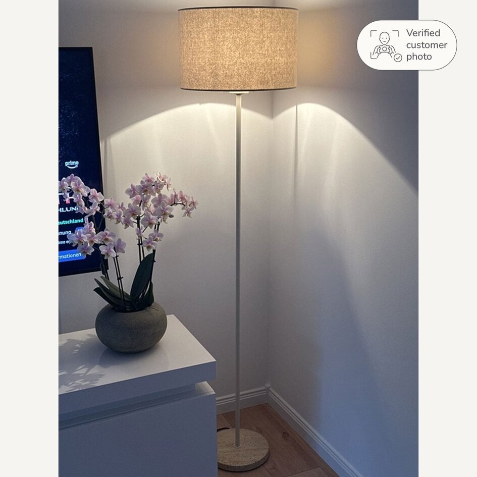 Lampadaire Auras avec abat-jour en lin beige et effet travertin