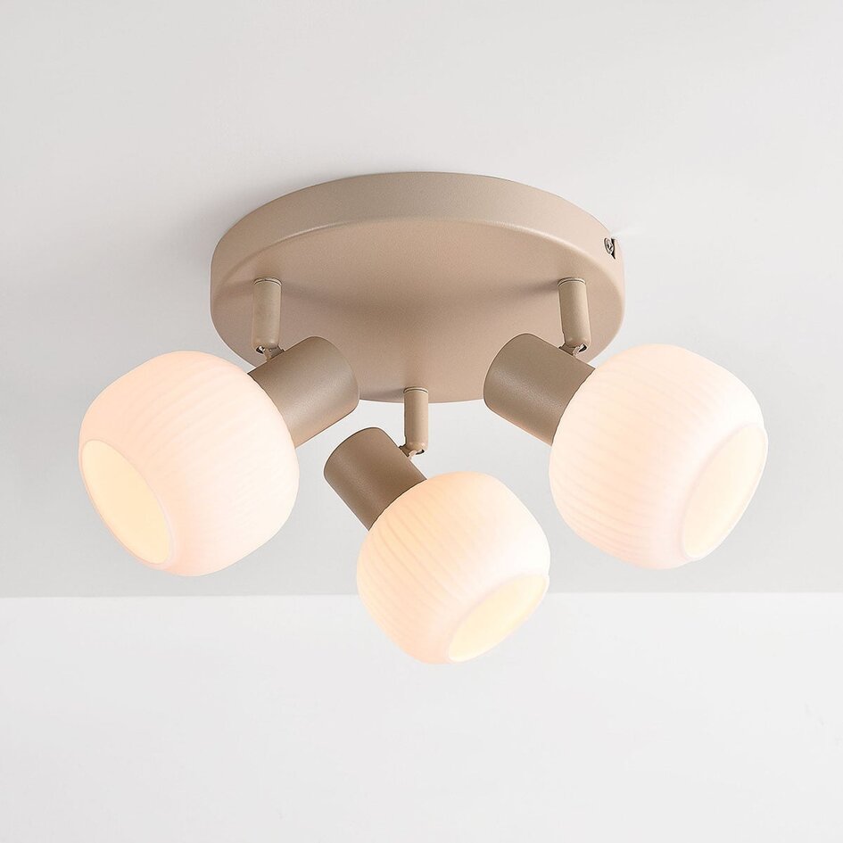 Plafondlamp Natasja met 3 draaibare geribbelde melkwitte glazen bollen - zandbeige